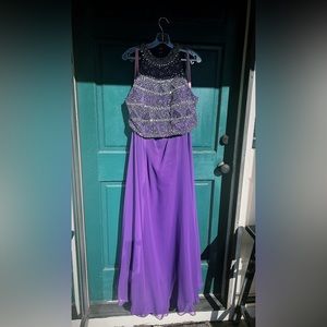 Hi I’m selling a beautiful prom dress , please text if interested